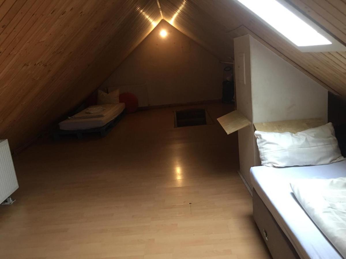 Zimmer Im Dachgeschoss Kaiserslautern Extérieur photo