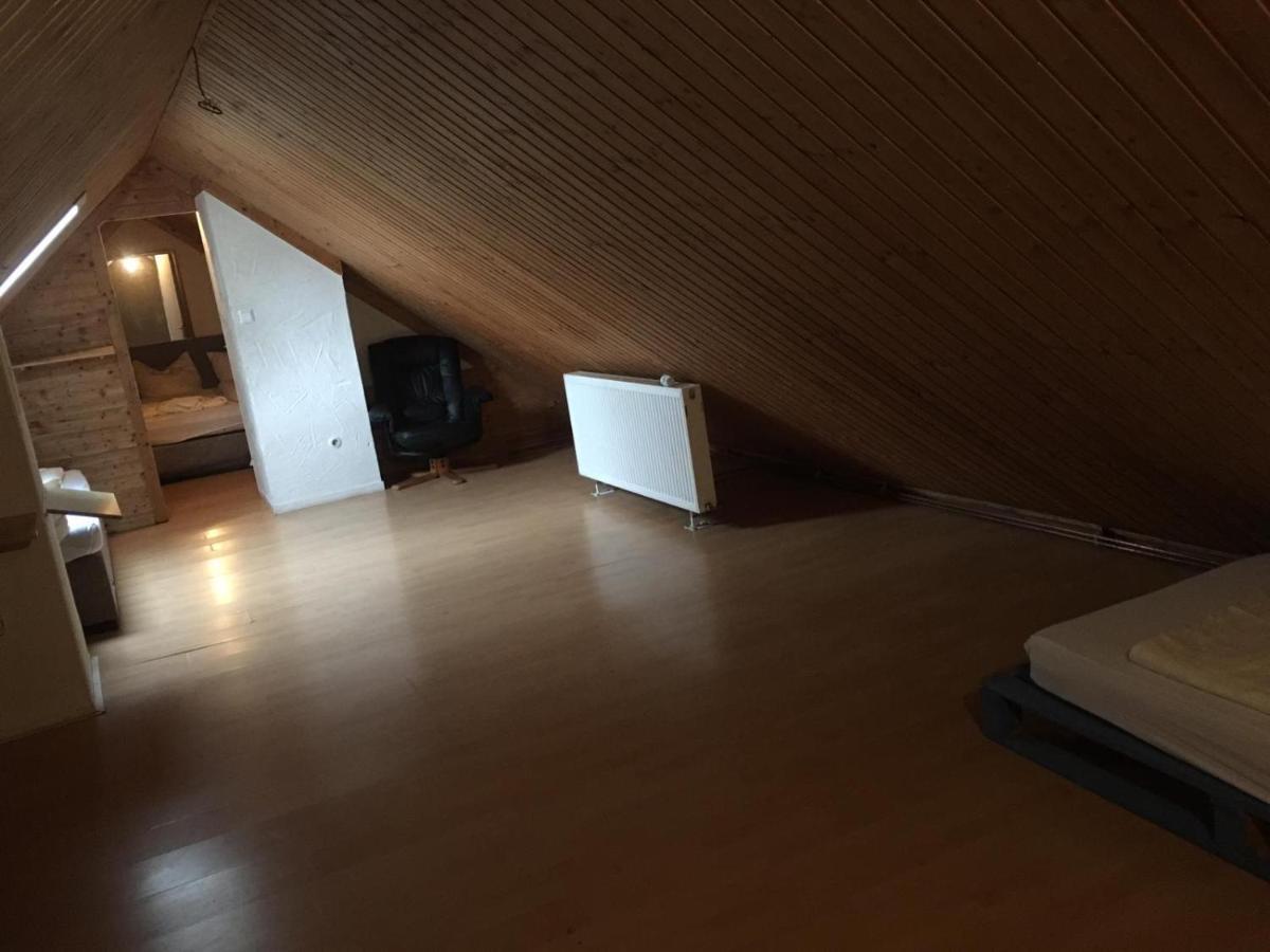 Zimmer Im Dachgeschoss Kaiserslautern Extérieur photo